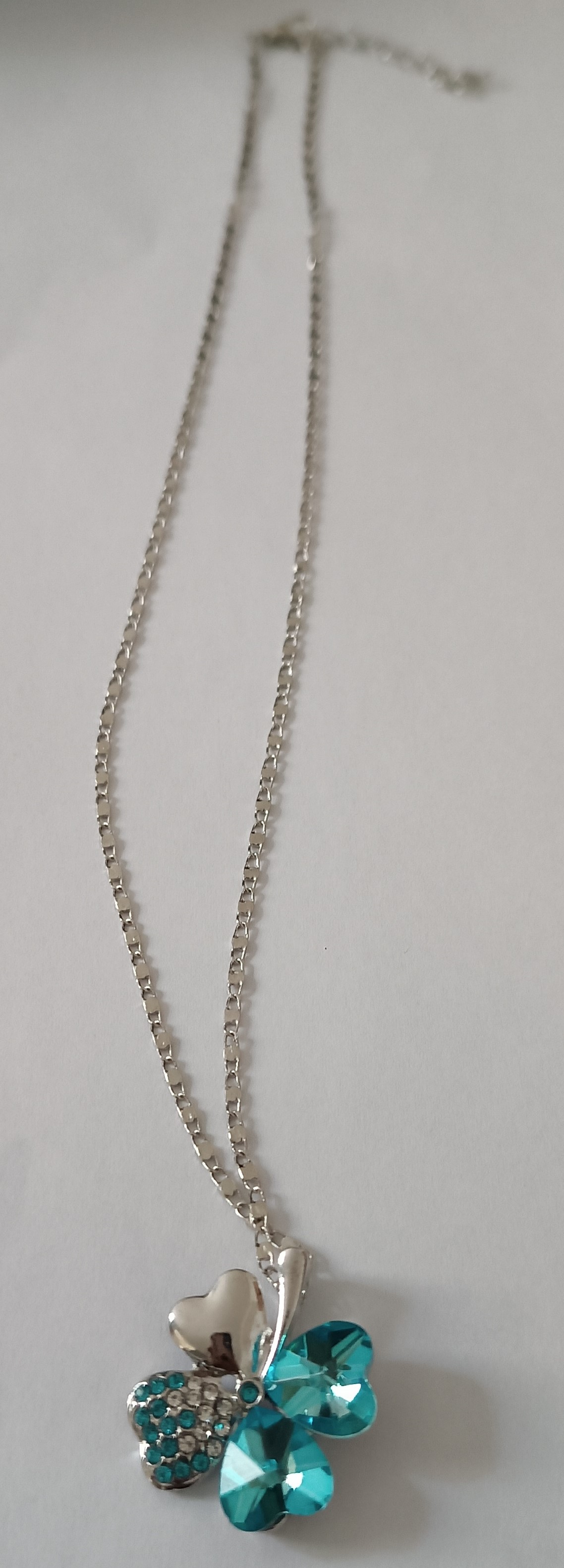 Collier trèfle à 4 coeurs pierres Bleues