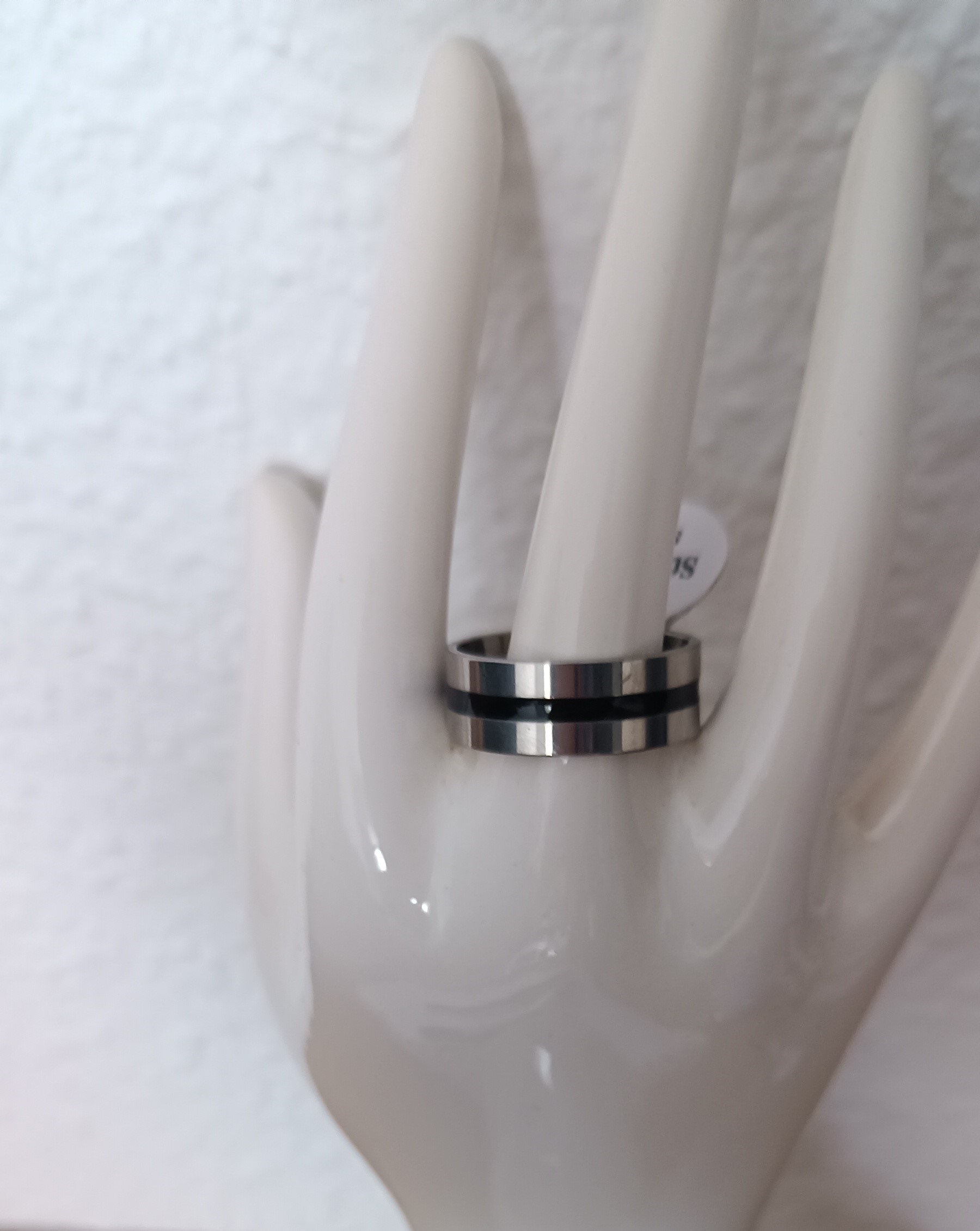 Bague argentée avec bande noire en acier inoxydable