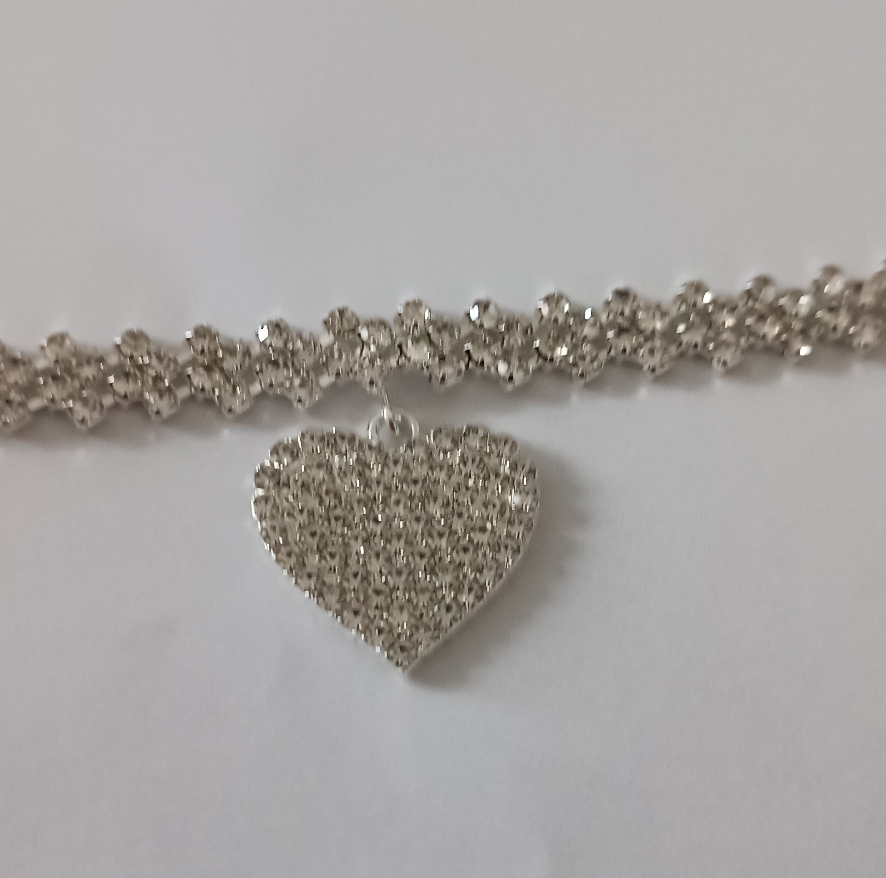 Bracelet chaîne argenté avec pendentif cœur et strass