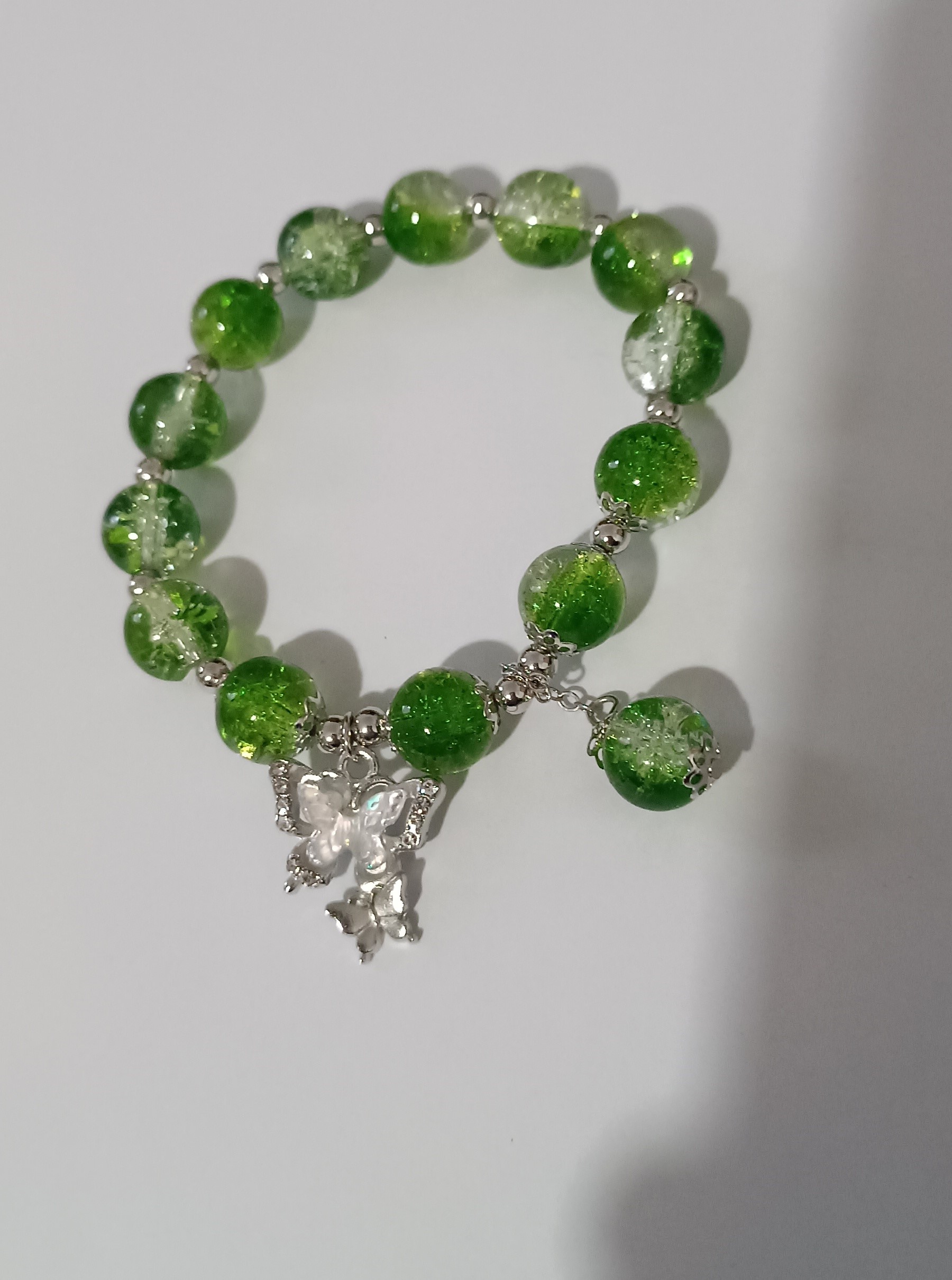 Bracelet élastique Perles Vertes et papillon nacré et strass