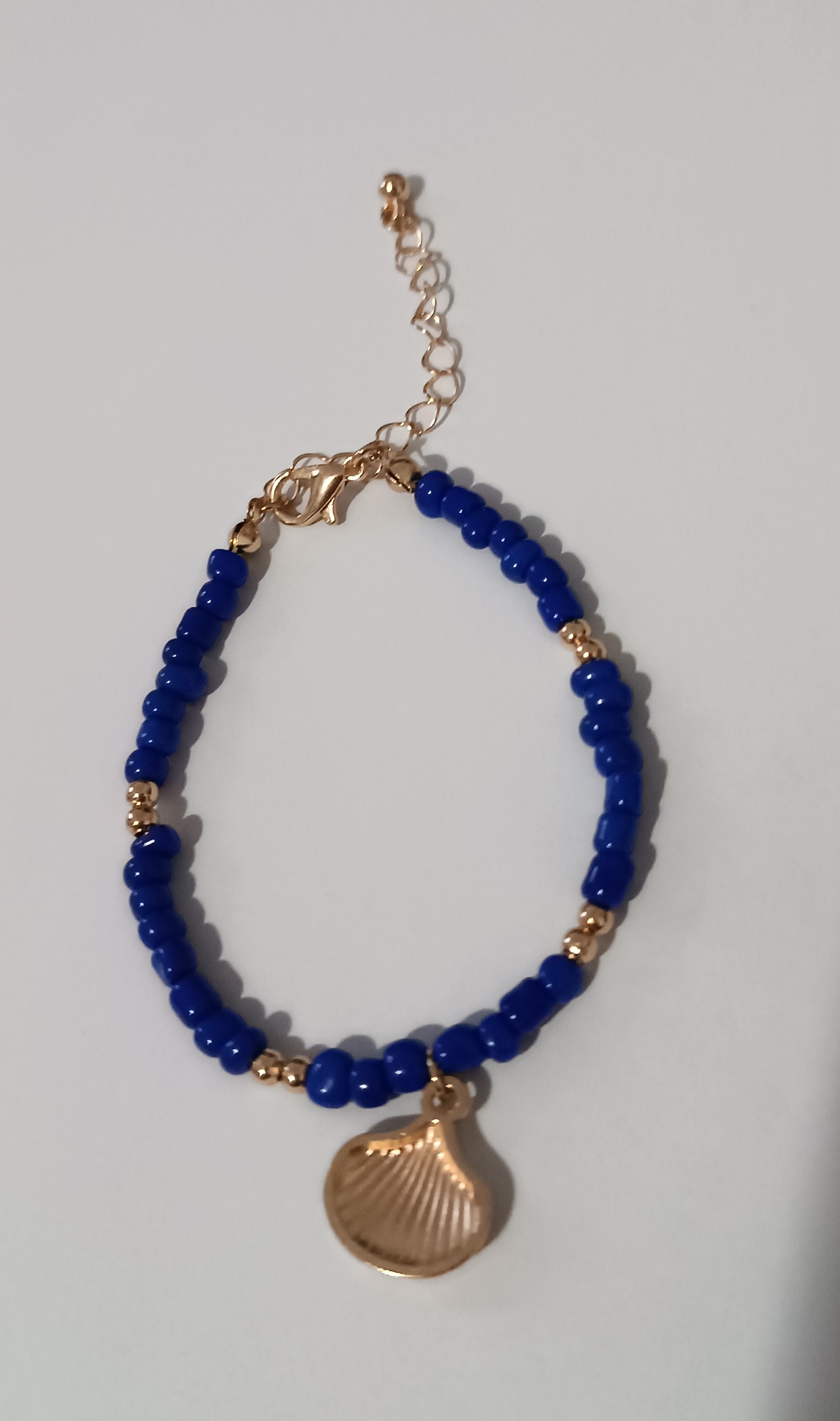 Bracelet coquillage doré et perles bleues