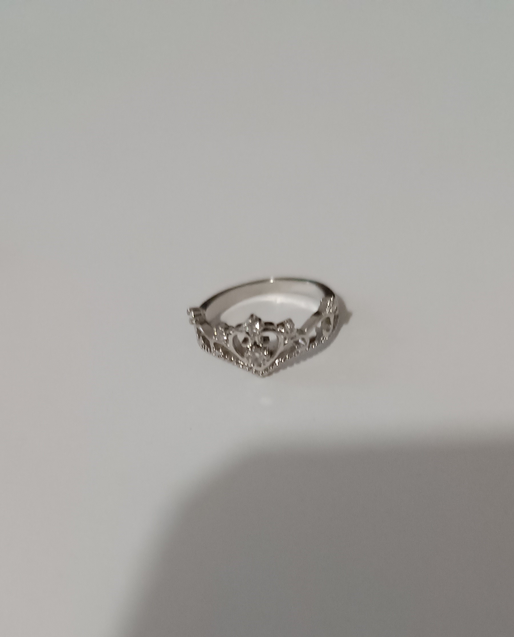 Bague couronne argentée avec strass et pierre