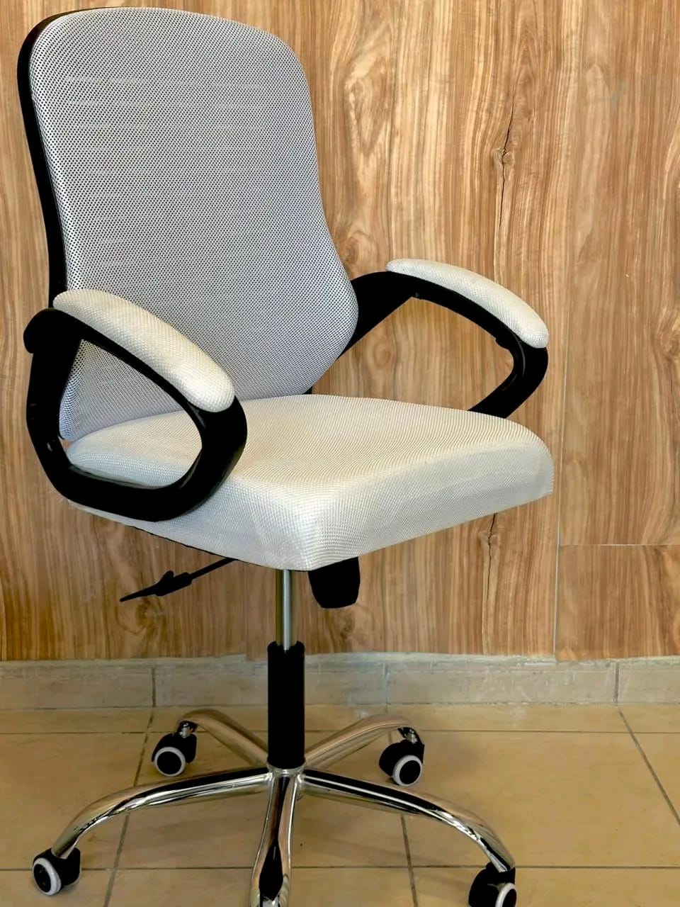 كرسي لون ابيض