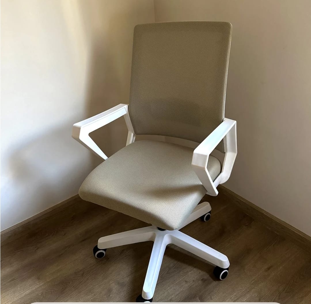 كرسي شبك طبي اللون بيج شاش ابيض 