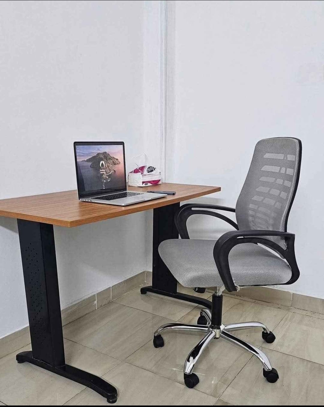 كرسي لون رمادي 