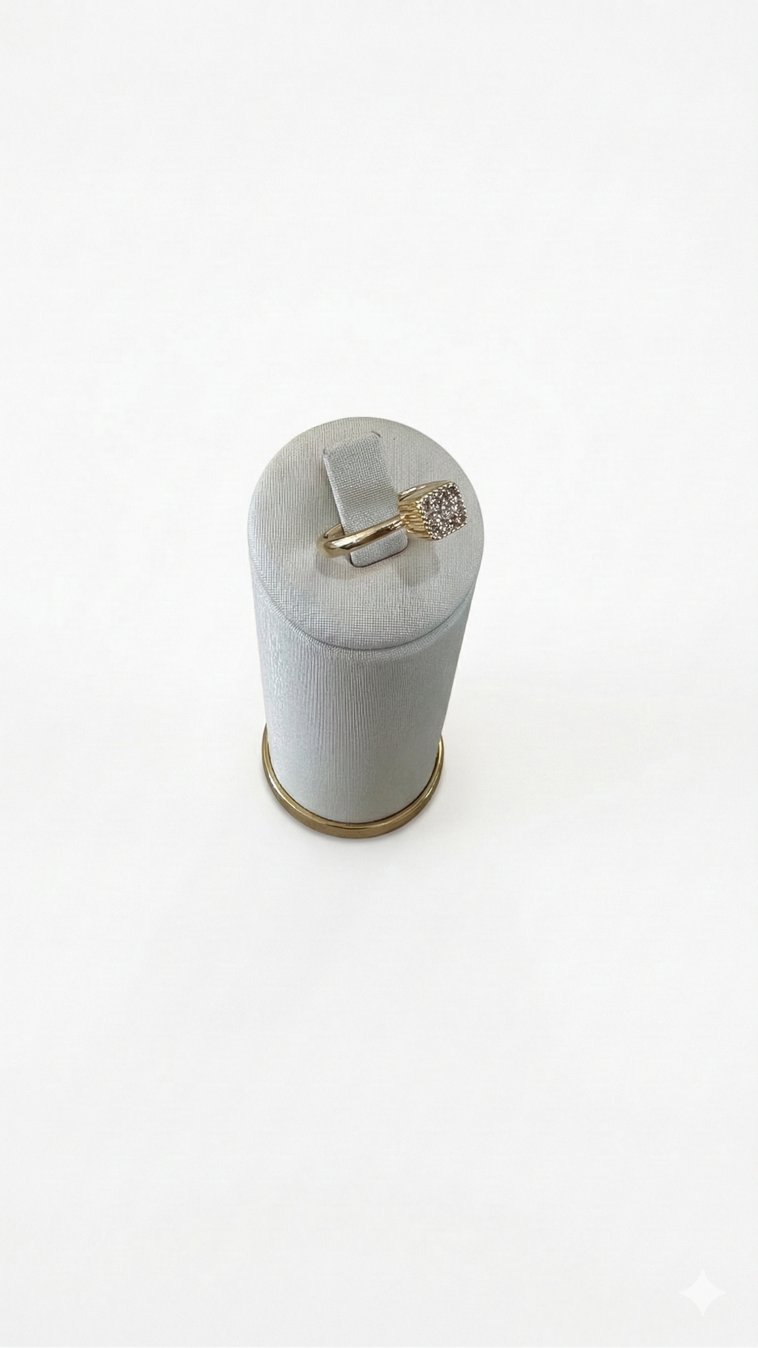 Anel solitario com designer quadrado cravejado de zirconias  Tamanho 15