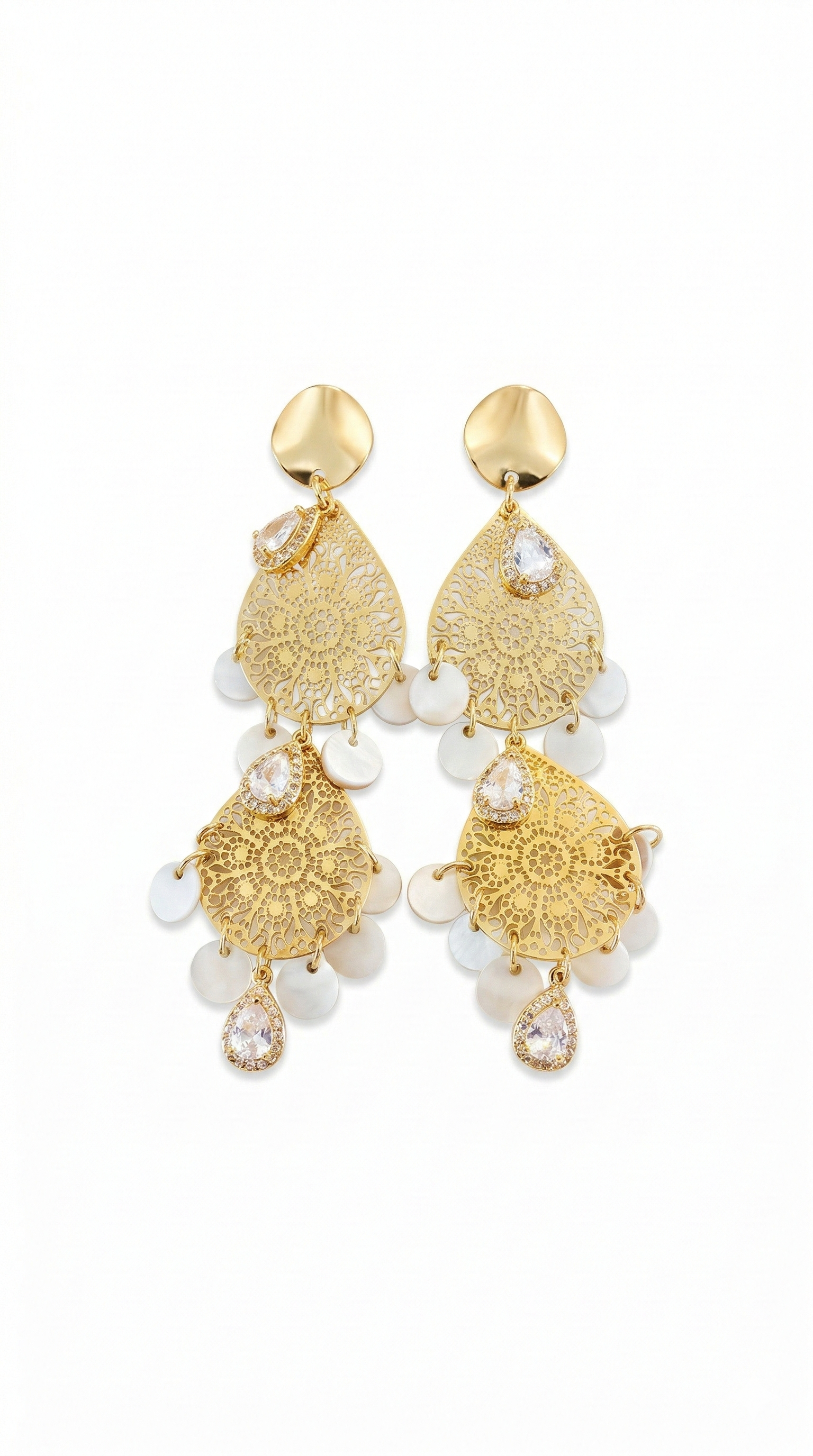 Brinco Dourado Rendado  banhado a ouro18k com madre perola