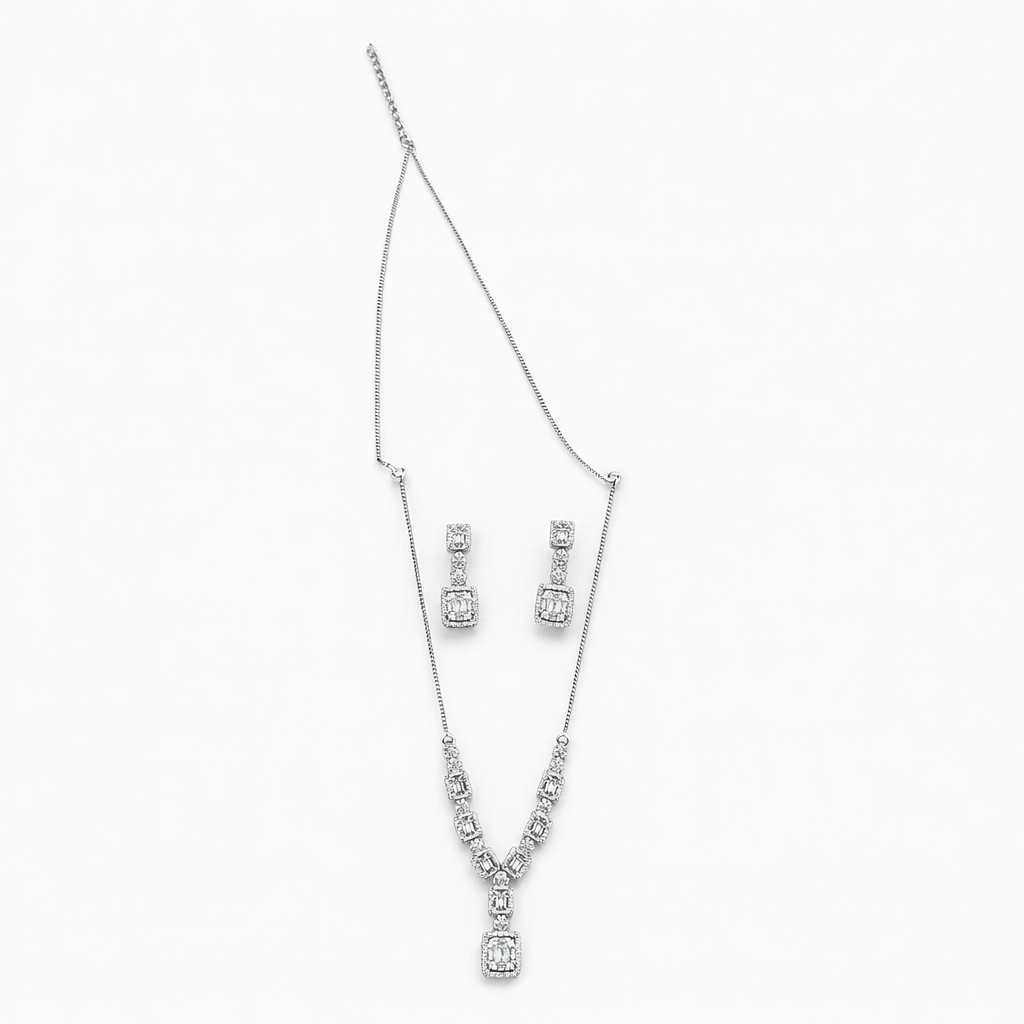 Conjunto de Colar e Brincos Prateados com Zircônias Banho prata