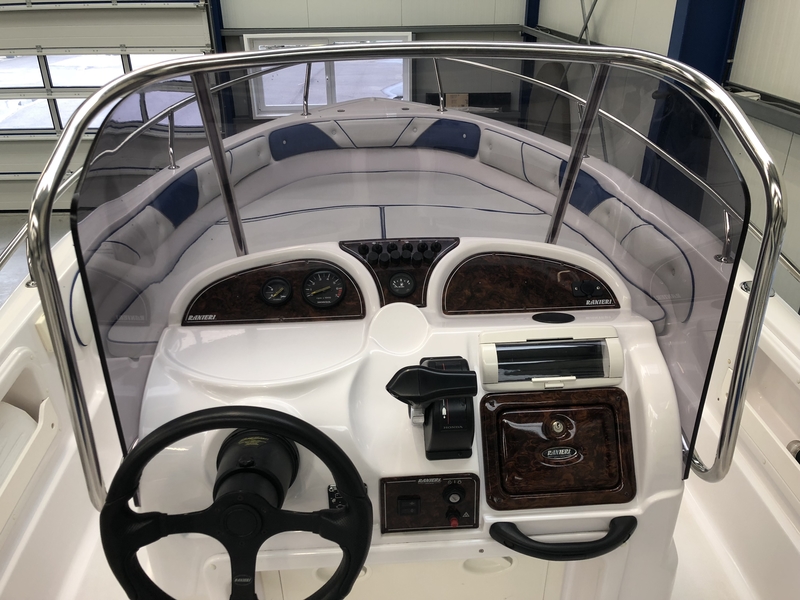 2005 Ranieri Voyager 22