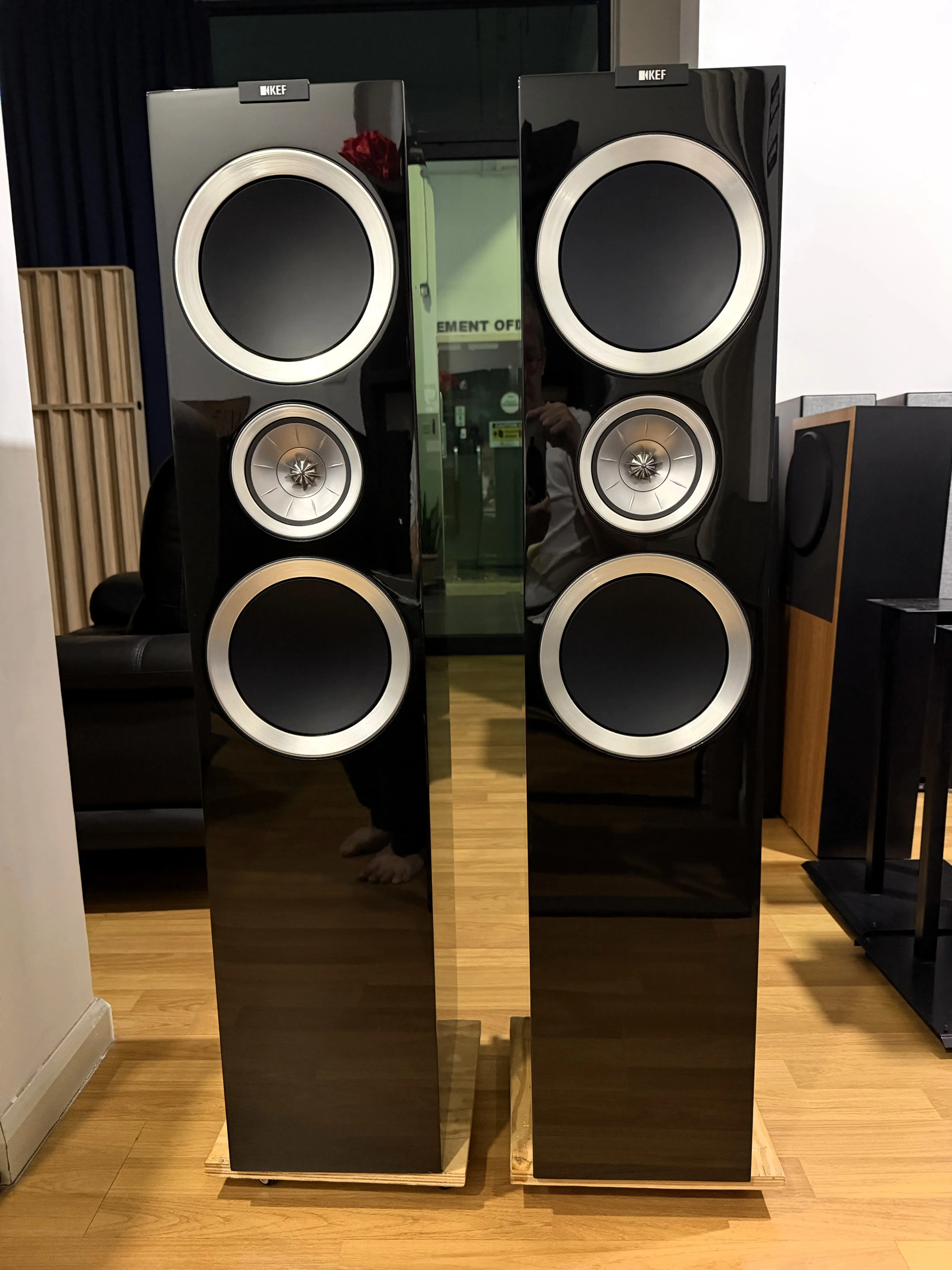 KEF R900 Floorstanding Speaker