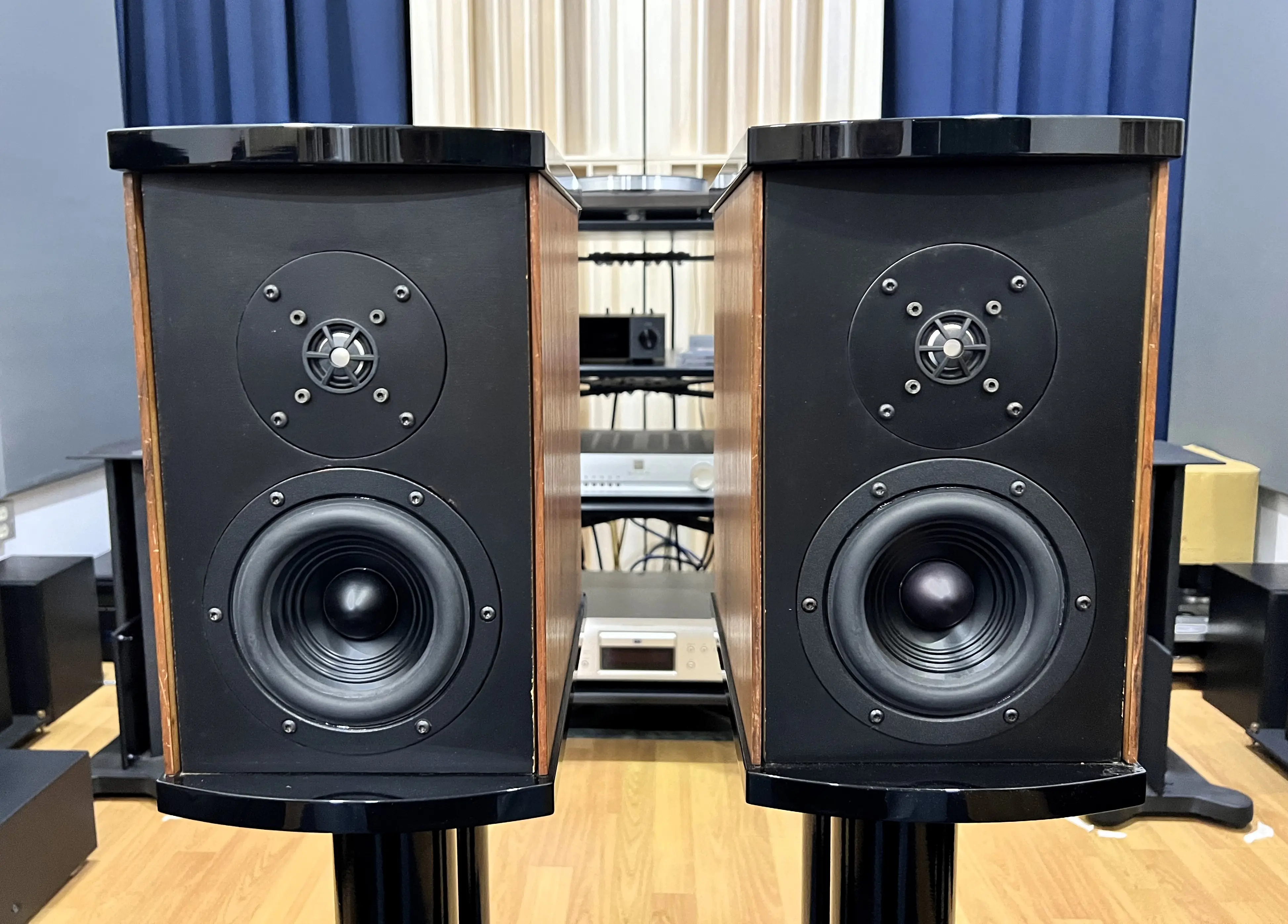 Platinum Audio Solo Bookshelf Speaker with Ori Stand