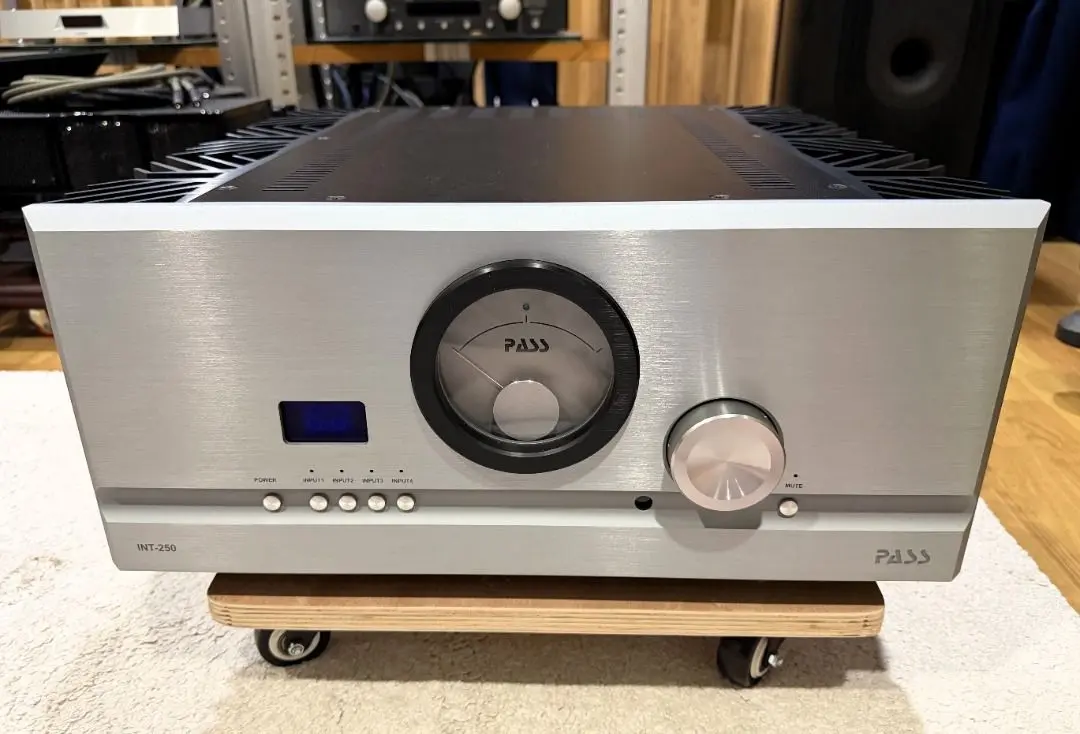 Pass Labs INT-250 Integrated Amp - High-End Class A/AB Muscle (Mint Condition)
