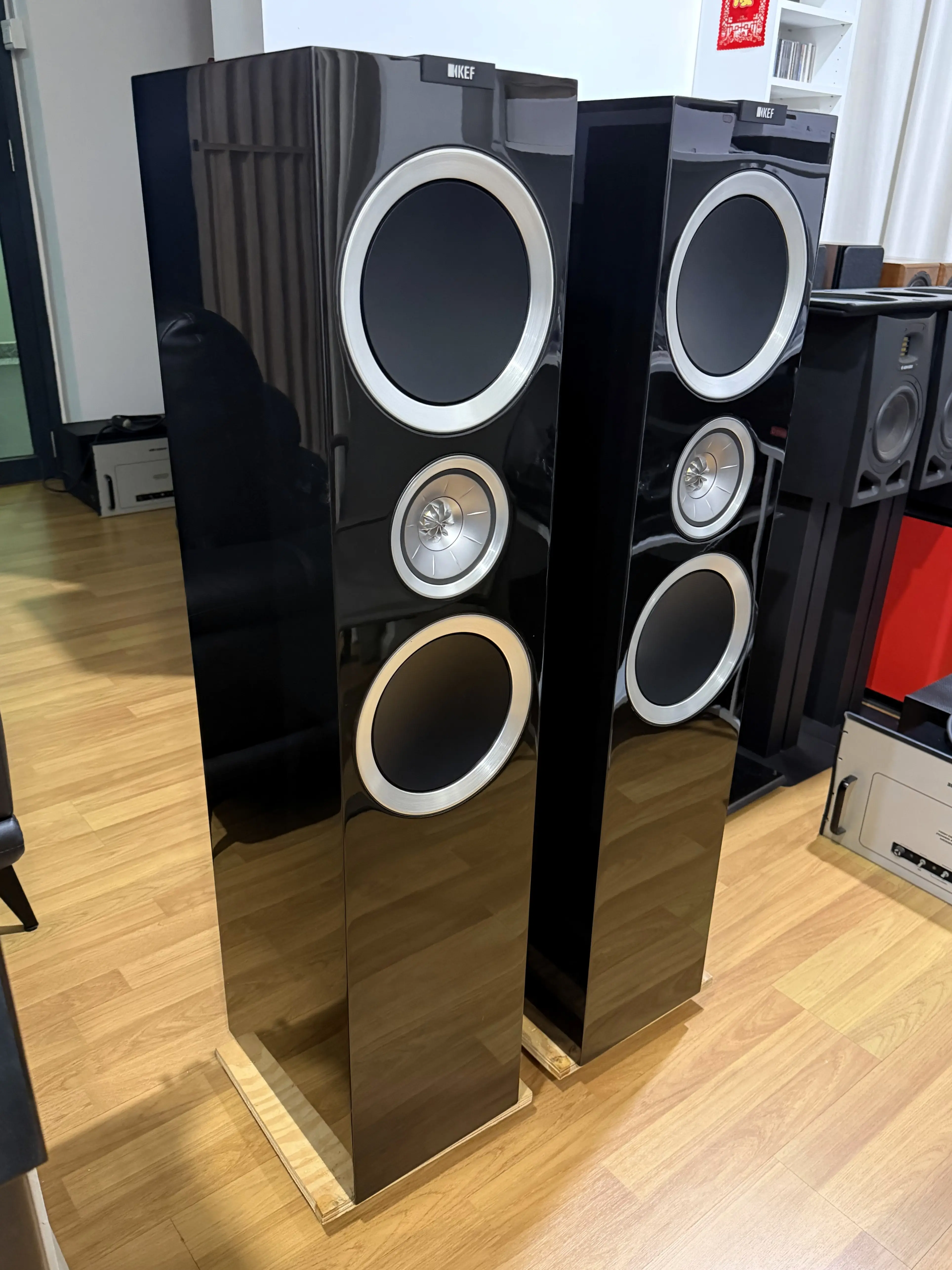 KEF R900 Floorstanding Speaker