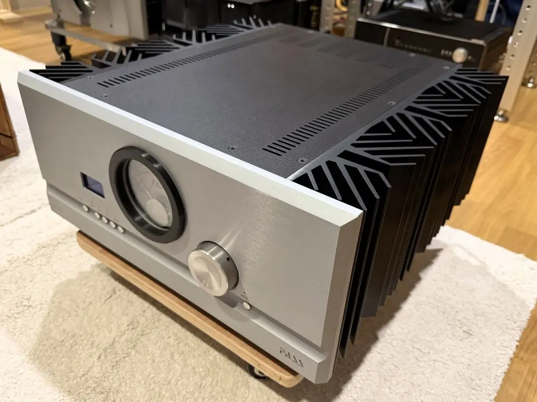 Pass Labs INT-250 Integrated Amp - High-End Class A/AB Muscle (Mint Condition)