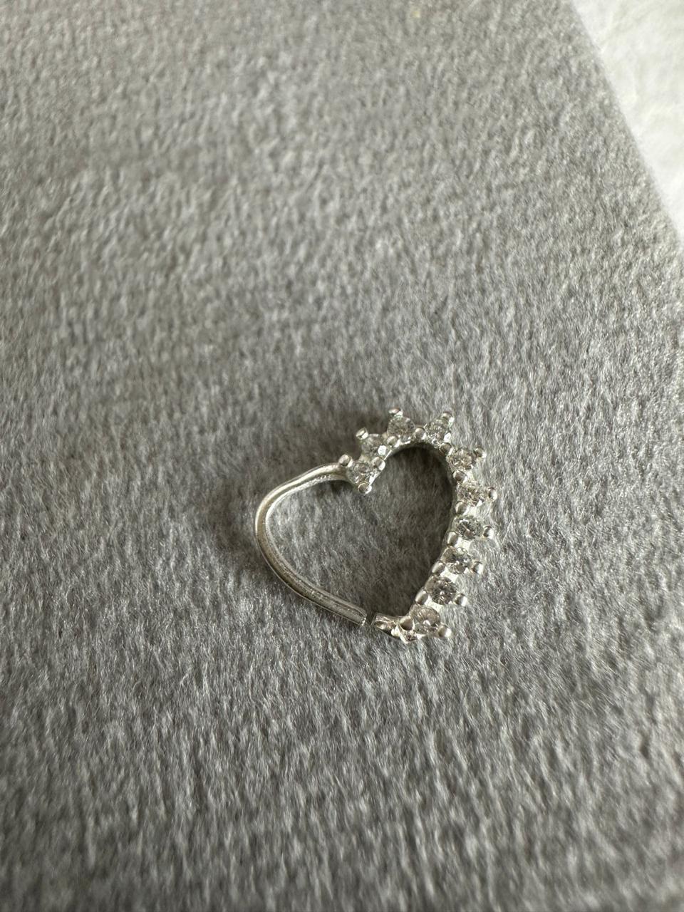 Piercing Furo Coração Cravejado – Labret, Daith e Anti-Hélix