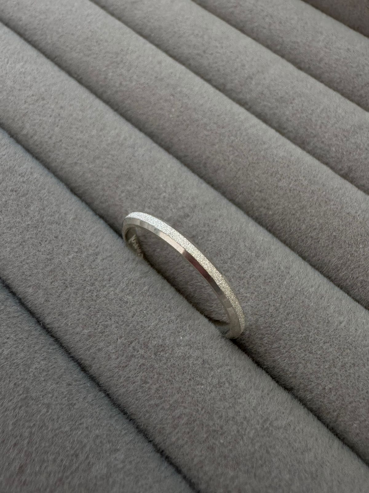 Aliança 2mm com Chanfrada e Friso de Prata