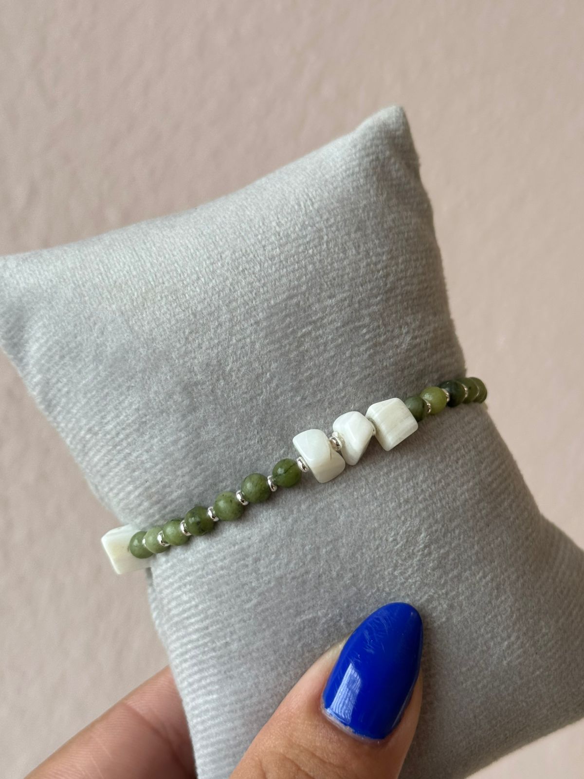 Pulseira de Pedras Verde Militar com Pedras Madrepérolas e Mini Separadores Folheados a Prata