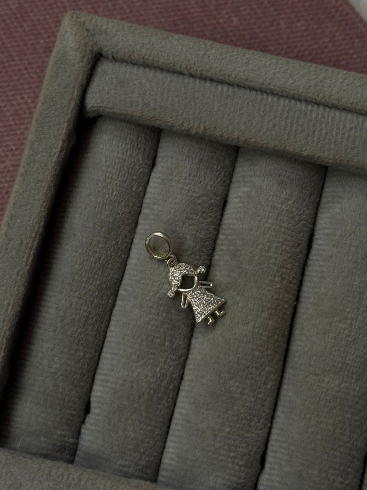 Berloque Cravejado com Zircônias  Menina