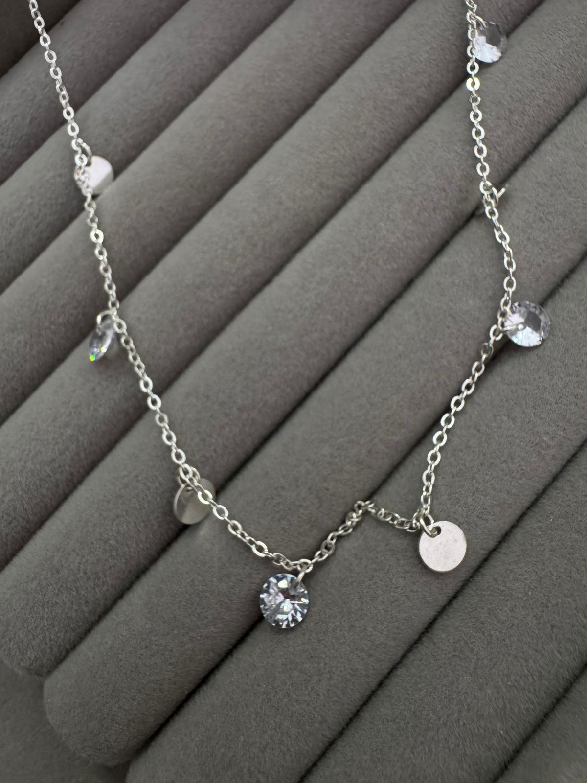 Colar com Medalinhas Redondas e Pedras em Cristal