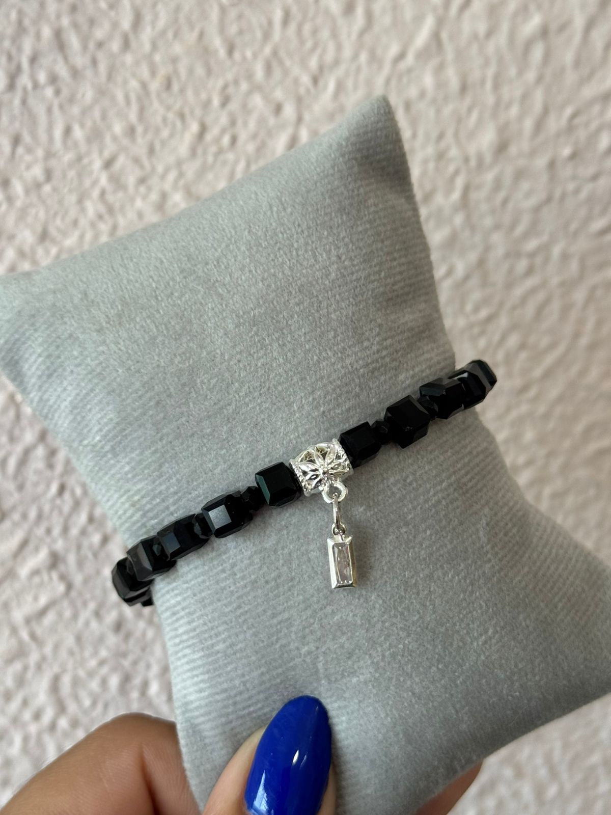 Pulseira de Cristais de cubo Pretas com Pingente de Cristal e Fecho Folheado a Prata