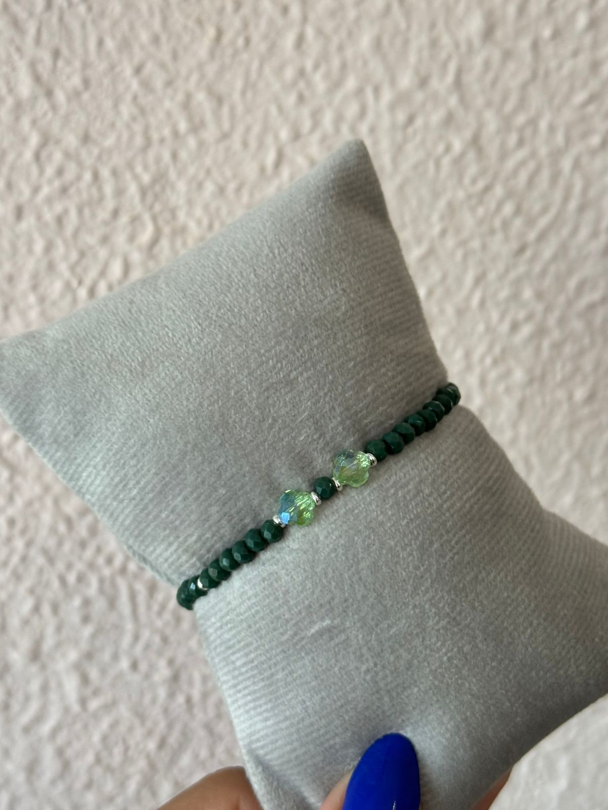 Pulseira de Cristais Verde Escuro com Trevo, Detalhes e Fecho Folheados a Prata