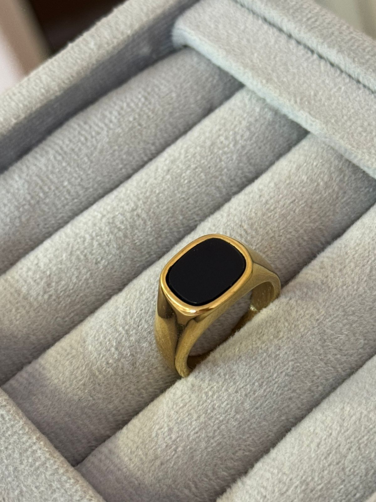 Anel Masculino Quadrado com Resina Preta Aço Inox Dourado 