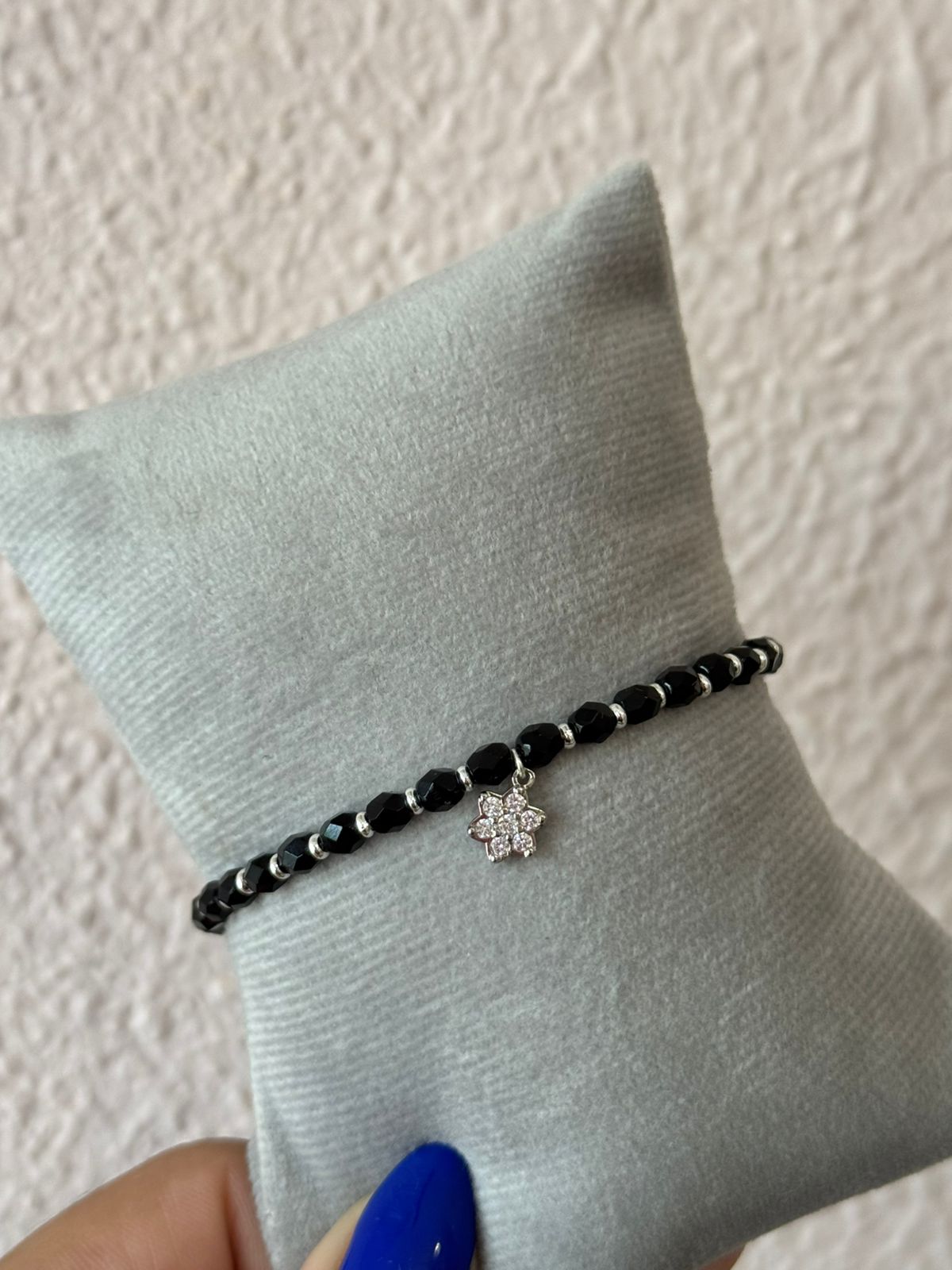 Pulseira Preta com Pingente de Flor em Zircônia e Detalhes Folheados a Prata