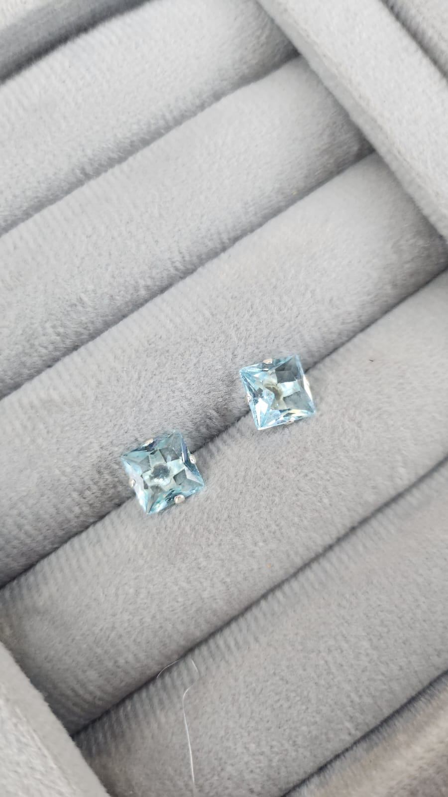 Brinco ponto de luz carré 5mm Azul Claro