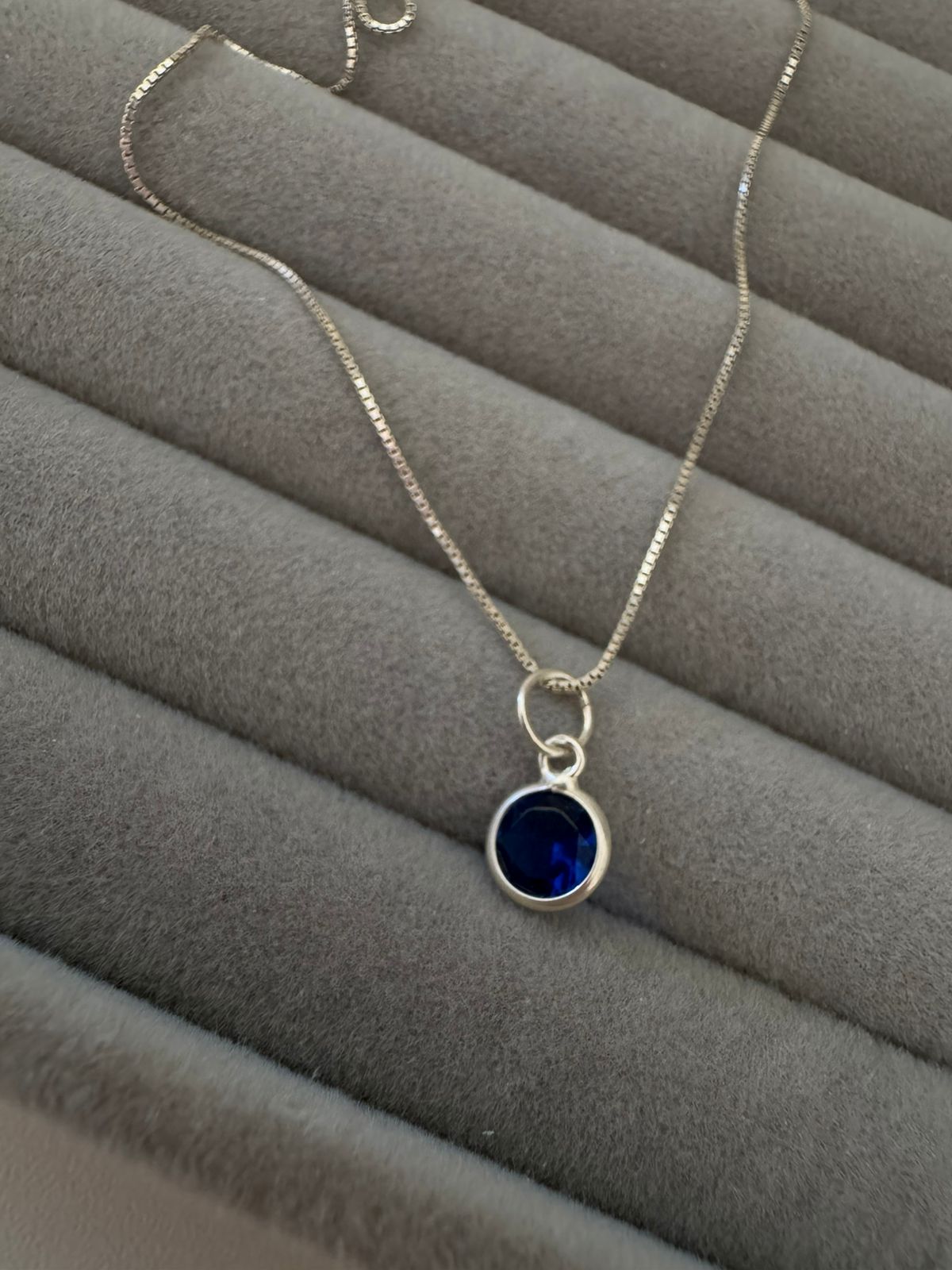 Colar Ponto de Luz Redondo Azul Escuro