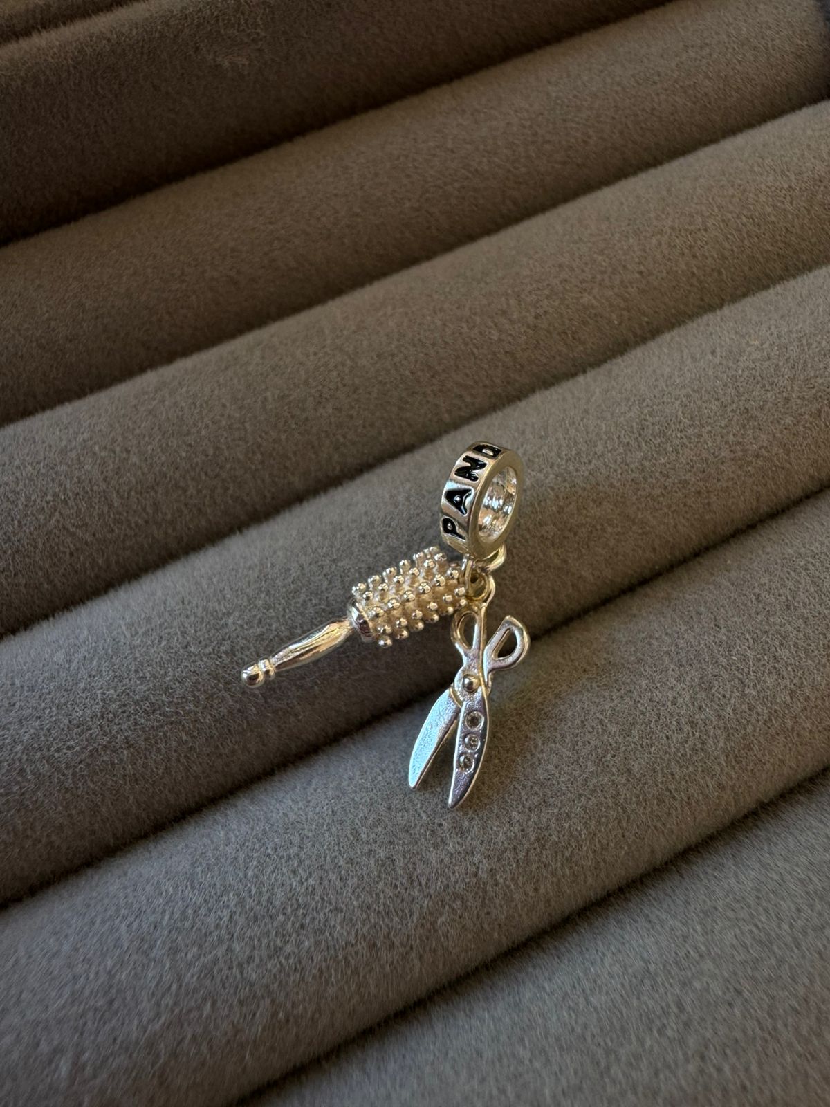 Berloque Escova Liso e Tesoura Cravejado de Prata