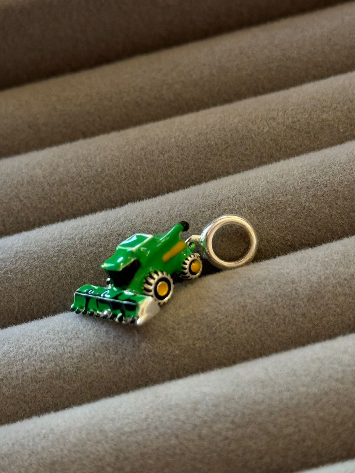 Berloque Trator Verde Colheitadeira de Prata