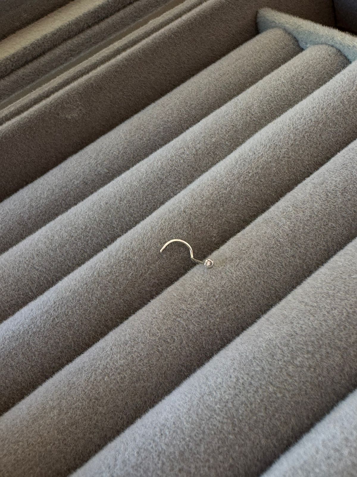 Piercing Nariz Bolinha com Mini Zircônia e Base Curva