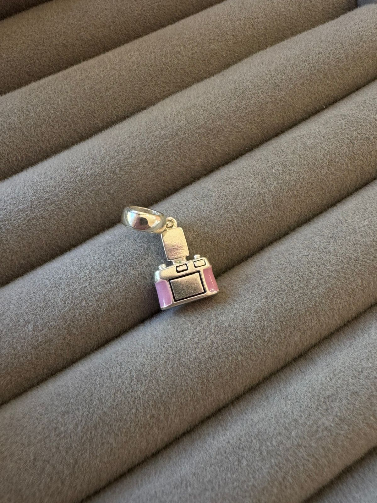 Berloque Câmera Vintage Resinado de Prata