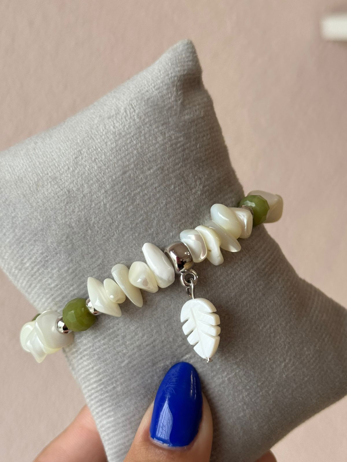 Pulseira de Pedras Brancas e Verdes com Detalhes em Prata e Pingente de Folha Branca