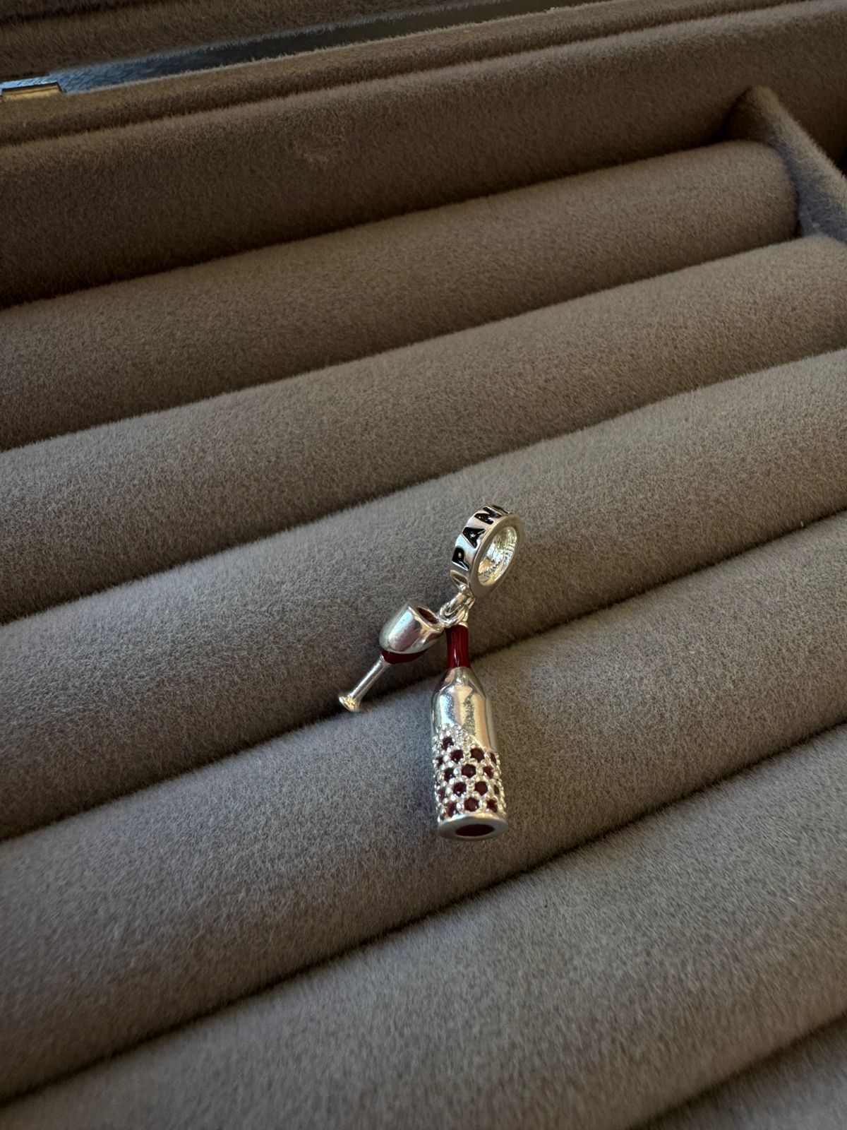 Pingente Taça e Garrafa de Vinho Pandora