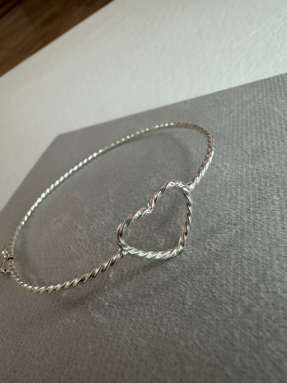 Bracelete Fio Torcido Detalhe Coração