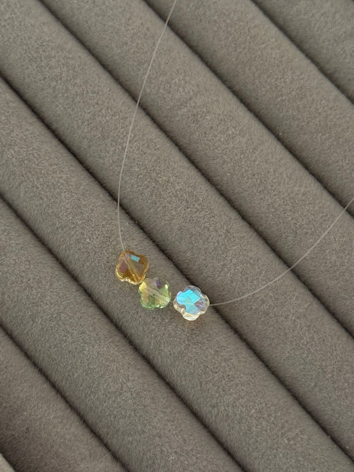 Colar com Fio de Nylon e 3 Trevos