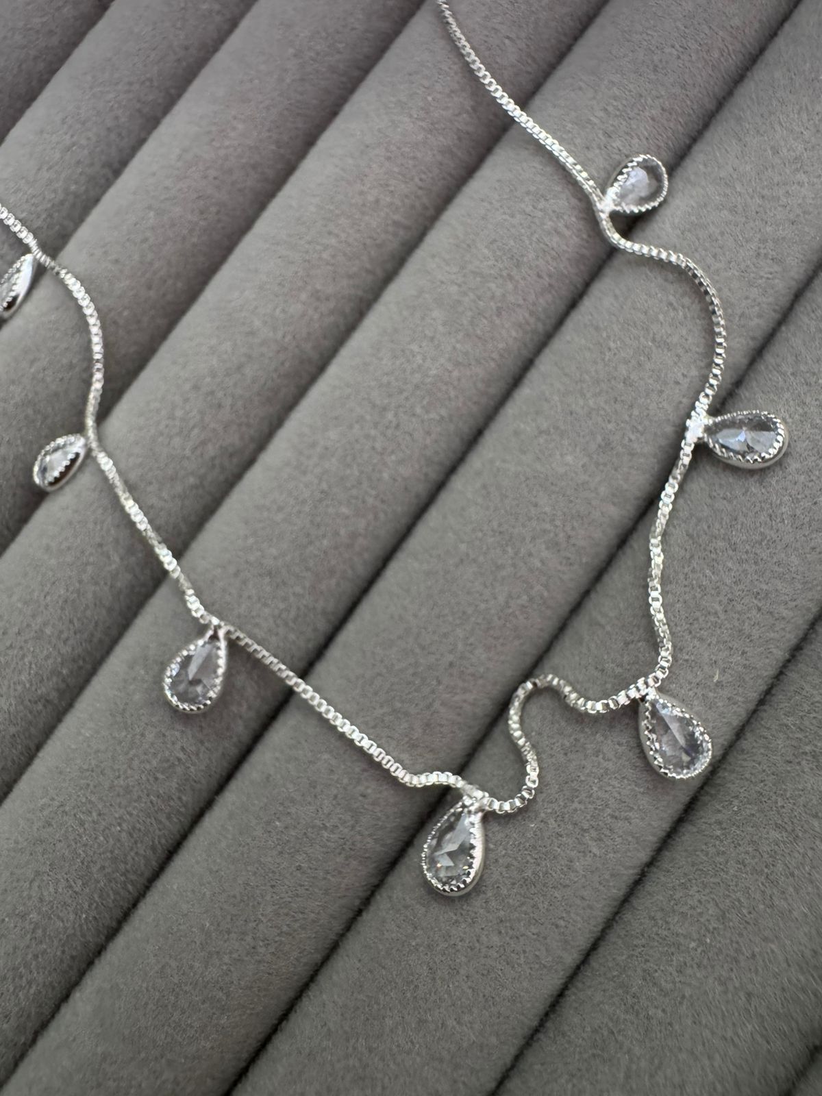 Colar com Pingentes de Gotas em Cristal