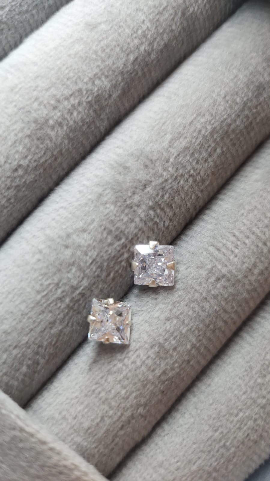 Brincos Ponto de Luz Quadrado em Zircônia Cristal