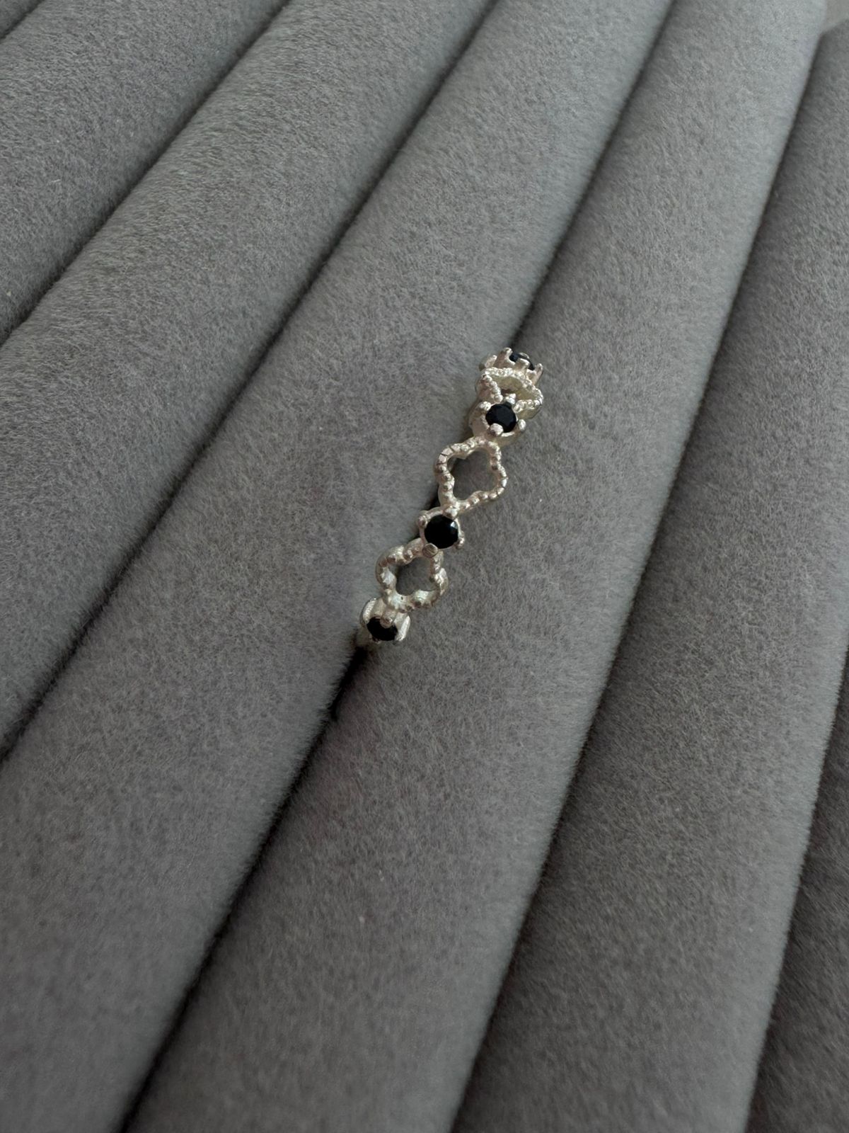 Anel Van Cleef Com Detalhe na Zircônia 