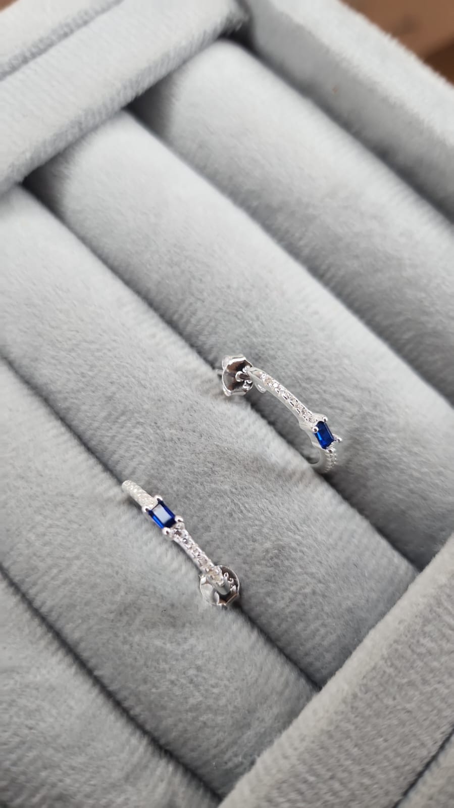 Argola Na Micro Zircônia Com Pedra Azul