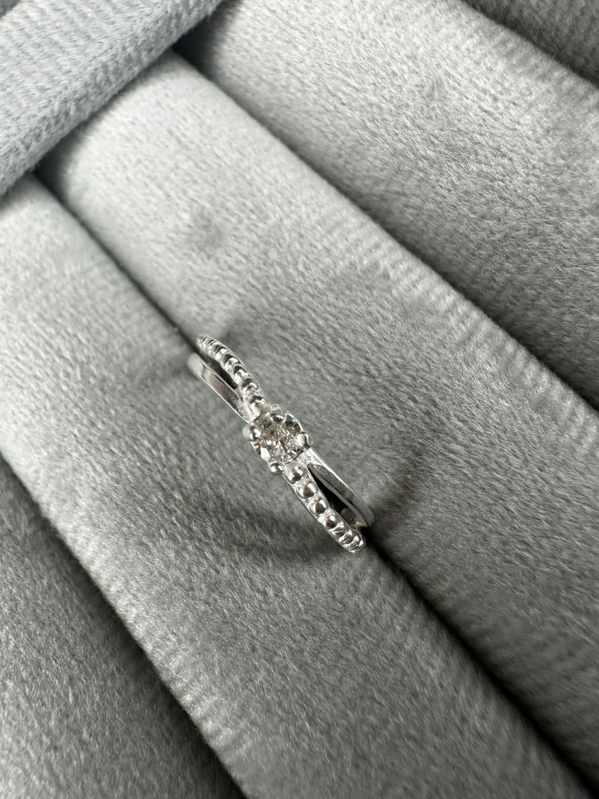 Anel Solitário Com Detalhe 