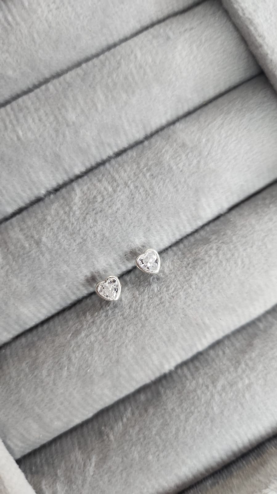 Brinco Coração Na Cravação Inglesa Cristal