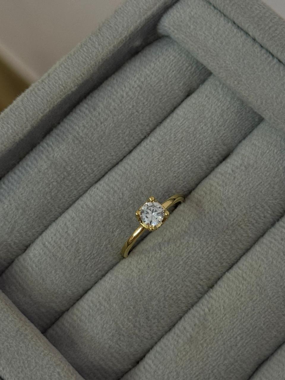 Anel Solitário Ponto de Luz com Laterais Cravejadas