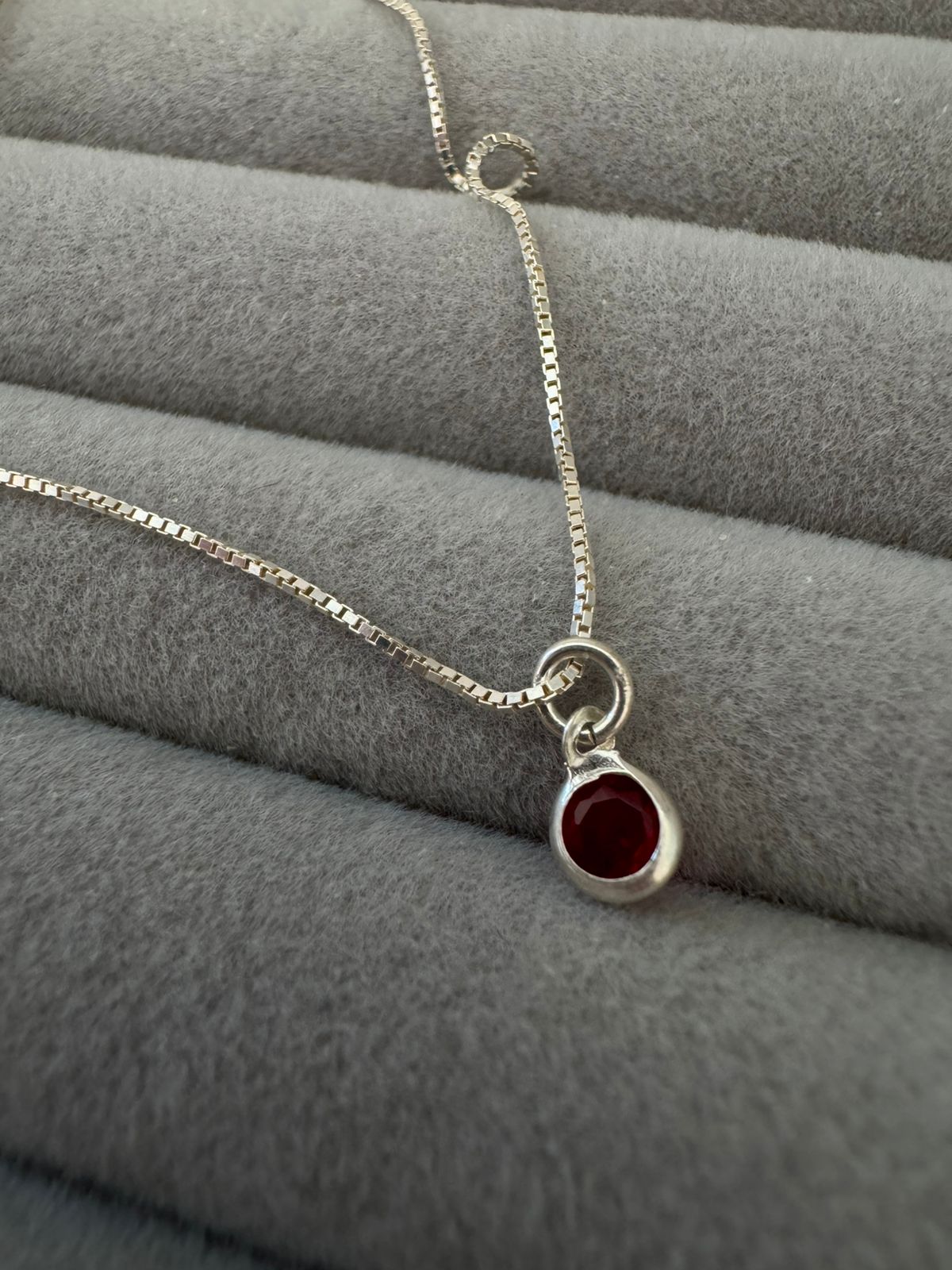 Colar Ponto de Luz Redondo Vermelho