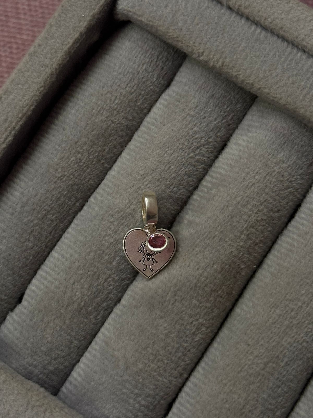 Berloque Coração Menina com Ponto de Luz