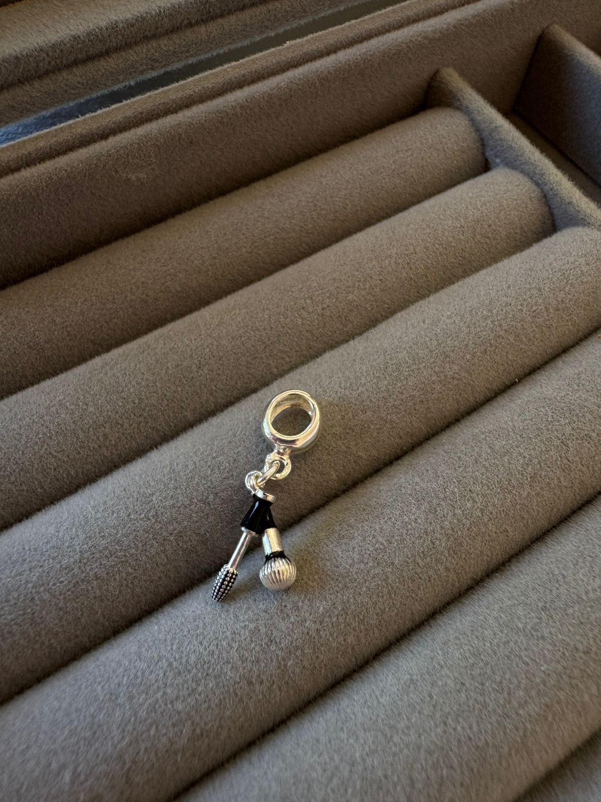 Berloque Pincéis de Maquiagem Resinado de Prata