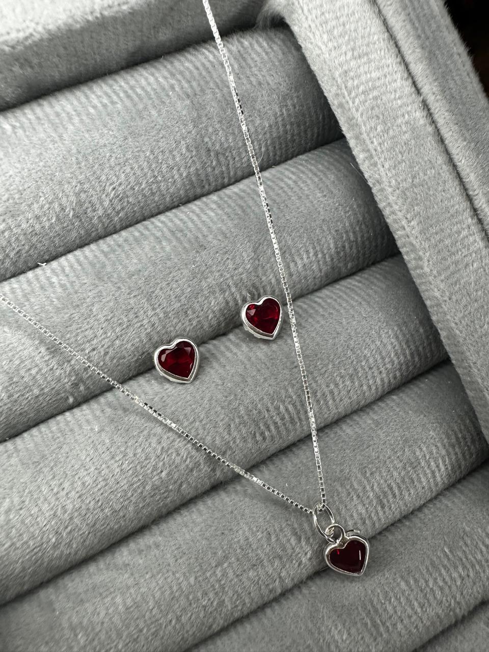 Conjunto Coração Cravação Inglesa Com Zircônia Vermelha