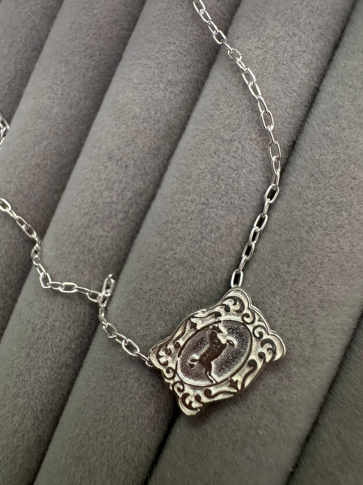 Colar com Pingente Fivela com Cavalo