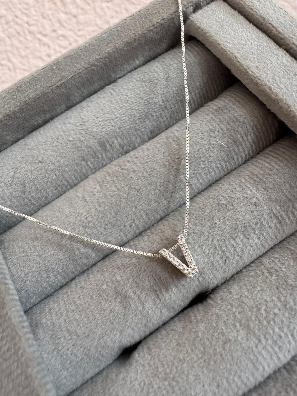 Colar com Pingente Inicial Cravejado 